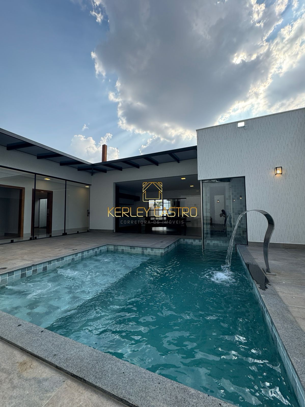 VENDO MARAVILHOSA CASA DE ALTO PADRÃO NO JARDIM CAMBUÍ
